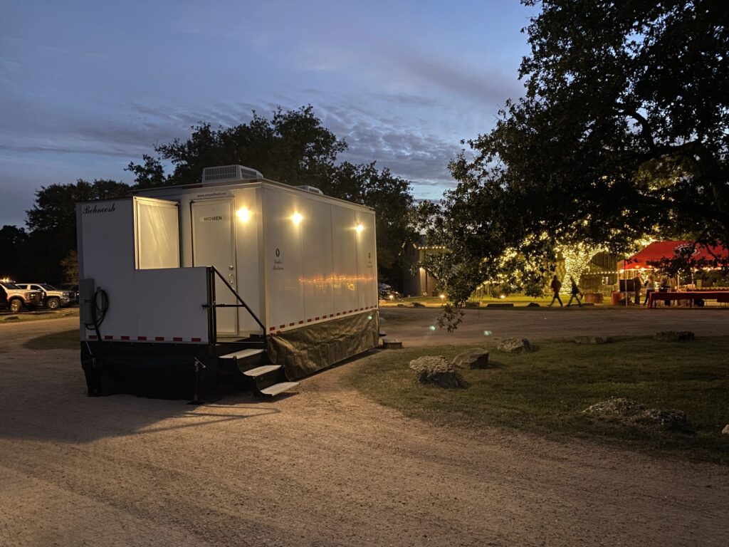 Heated portable restroom